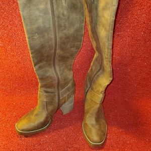 Carlos Santana faux leather chunky Heeled boots.